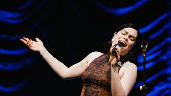 Jessie J singing with eyes closed