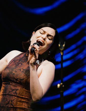 Jessie J singing with eyes closed