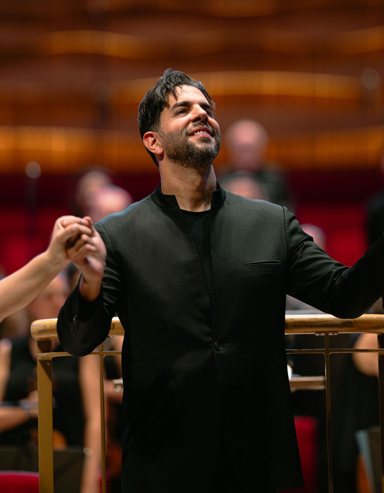 Chief Conductor Domingo Hindoyan on stage smiling at the audience