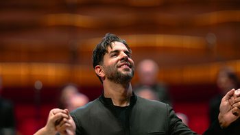 Chief Conductor Domingo Hindoyan on stage smiling at the audience