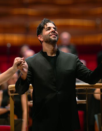 Chief Conductor Domingo Hindoyan on stage smiling at the audience